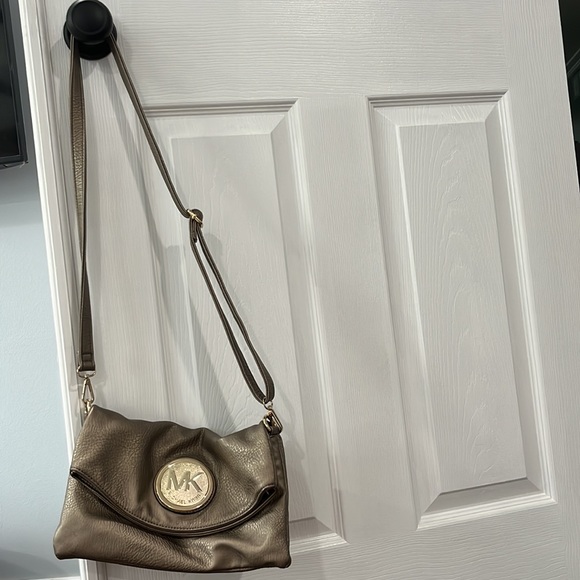 Womens bronze gold adjustable strap handbag with flap closure. - Picture 3 of 12